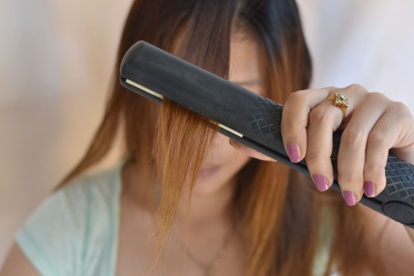 Modieuze haarstyling voor halflang haar met pony, rechte krullen en mooie krullen. Stap voor stap instructies met foto