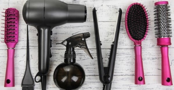 Modieuze haarstyling voor halflang haar met pony, rechte krullen en mooie krullen. Stap voor stap instructies met foto