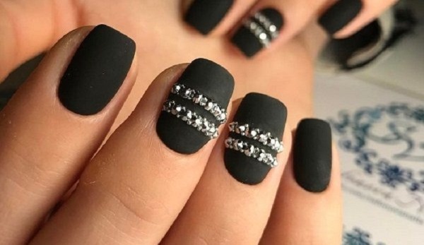 Thiết kế móng tay màu đen, với sơn bóng đen, vàng, bạc, kim cương giả. Các mặt hàng và ảnh mới