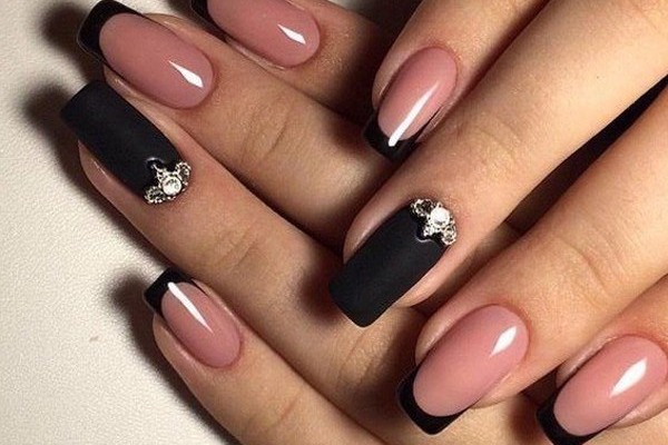 Thiết kế móng tay màu đen, với sơn bóng đen, vàng, bạc, kim cương giả. Các mặt hàng và ảnh mới