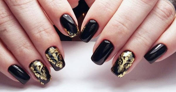 Thiết kế móng tay màu đen, với sơn bóng đen, vàng, bạc, kim cương giả. Các mặt hàng và ảnh mới
