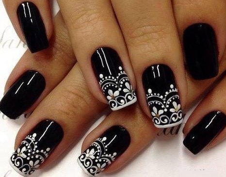 Thiết kế móng tay màu đen, với sơn bóng đen, vàng, bạc, kim cương giả. Các mặt hàng và ảnh mới