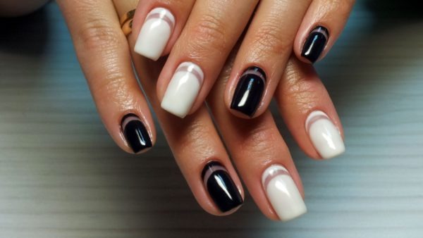 Thiết kế móng tay màu đen, với sơn bóng đen, vàng, bạc, kim cương giả. Các mặt hàng và ảnh mới