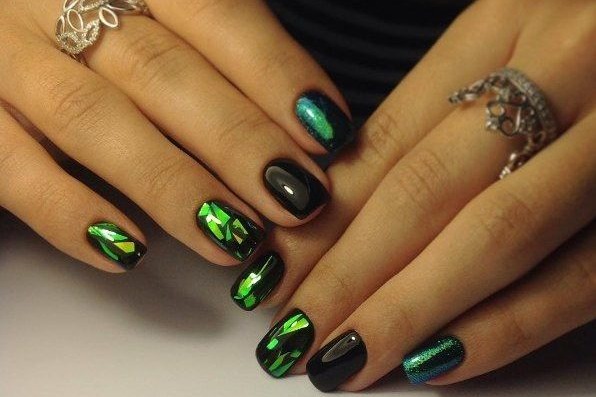 Thiết kế móng tay màu đen, với sơn bóng đen, vàng, bạc, kim cương giả. Các mặt hàng và ảnh mới
