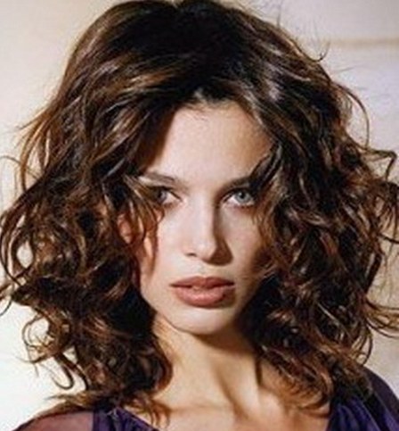تخرج بوب للشعر المتوسط. صورة لبوب مع الانفجارات ، بوب ممدود ، بوب ، مع حجم في الجزء العلوي من الرأس