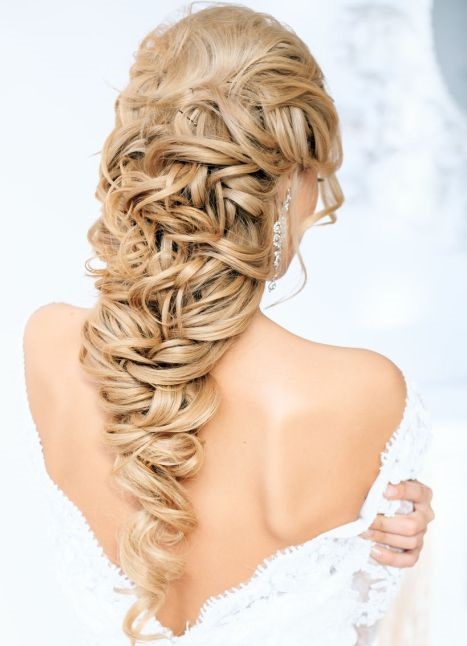 Penteado grego para cabelos longos com curativo. Instruções passo a passo com foto
