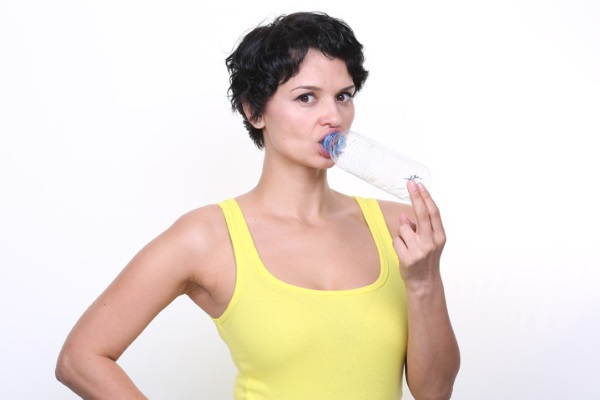 Làm thế nào để môi căng mọng với ly, chai, trang điểm, các bài tập nâng môi tại nhà