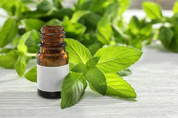 Làm thế nào để môi căng mọng với ly, chai, trang điểm, các bài tập nâng môi tại nhà