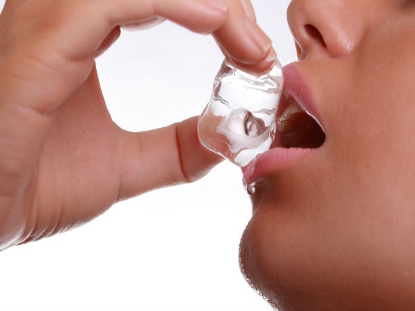 Làm thế nào để môi căng mọng với ly, chai, trang điểm, các bài tập nâng môi tại nhà