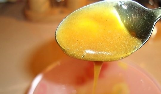 Làm thế nào để môi căng mọng với ly, chai, trang điểm, các bài tập nâng môi tại nhà