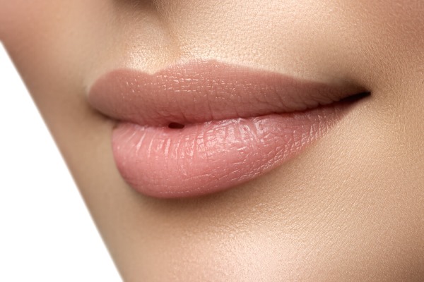 Tatu bibir dengan warna: warna semula jadi, 3D, miass, karamel, foto
