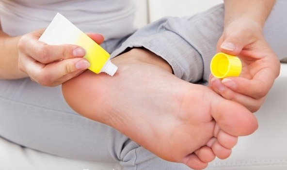 Nứt gót. Nguyên nhân và cách điều trị. Phương pháp dân gian, thuốc mỡ, kem, vitamin