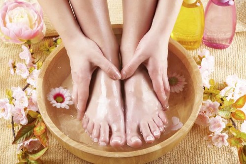 Nứt gót. Nguyên nhân và cách điều trị. Phương pháp dân gian, thuốc mỡ, kem, vitamin