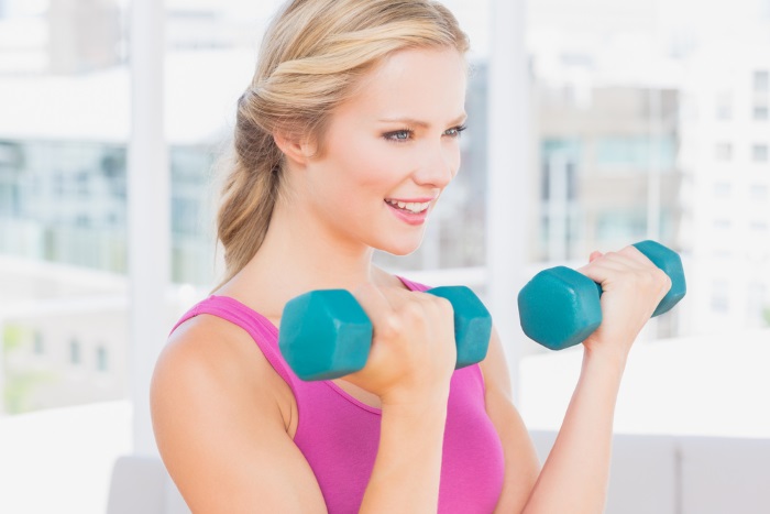 Exercícios de bíceps com halteres para mulheres. Como fazer certo, o mais eficaz