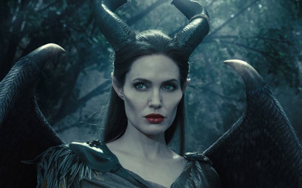 Angelina Jolie trước và sau khi phẫu thuật thẩm mỹ. Tuyển tập những bức ảnh của nữ diễn viên trước và sau khi phẫu thuật nâng mũi, nâng mũi plasma