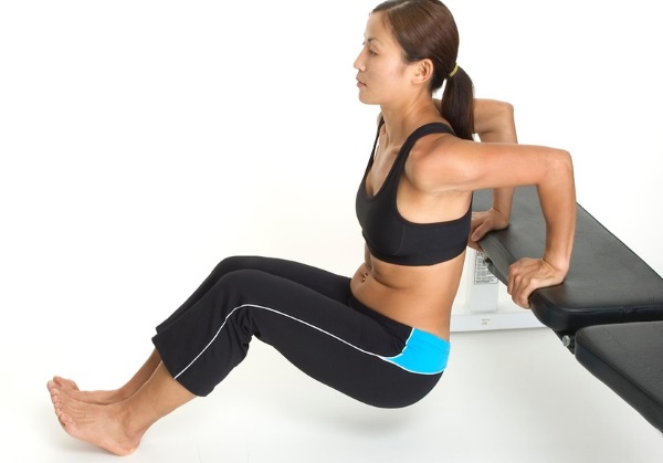Latihan asas untuk kanak-kanak perempuan di bahu dengan berat badan sendiri, dumbbells, barbell, kettlebell, expander, di rumah dan di gim