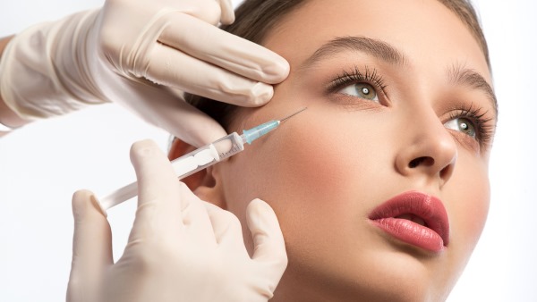 Tái tạo sức sống sinh học cho khuôn mặt là gì, nó khác gì với liệu pháp mesotherapy, chất làm đầy. Chỉ định, chống chỉ định, hậu quả. Một bức ảnh