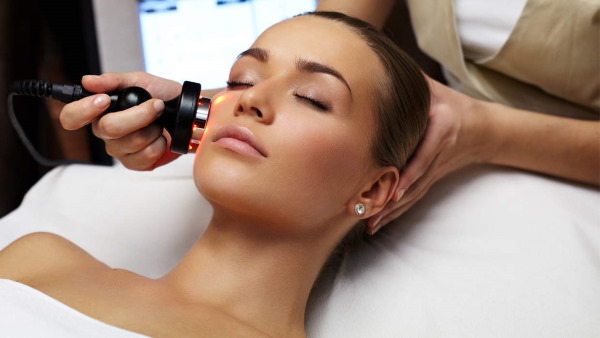 Tái tạo sức sống sinh học cho khuôn mặt là gì, nó khác gì với liệu pháp mesotherapy, chất làm đầy. Chỉ định, chống chỉ định, hậu quả. Một bức ảnh