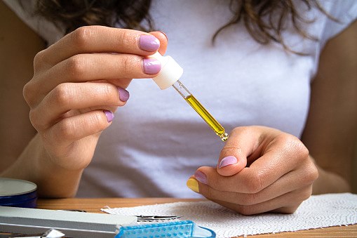 بقلة الخطاطيف. تعليمات الاستخدام وموانع الاستعمال. علاج الثآليل على اليدين وباطن القدمين والسرطان والأورام الحليمية. تقييمات أطباء الأمراض الجلدية