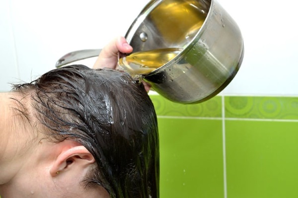 Phải làm gì nếu tóc dầu ở chân tóc và nhiều gàu, khô ở ngọn tóc, rụng - lý do.Làm thế nào để đối phó - lời khuyên từ một nhà trichologist