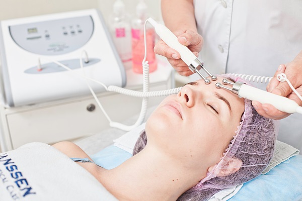 Mạ điện trong thẩm mỹ - nó là gì, các quy trình được thực hiện như thế nào cho vùng da quanh mắt, mặt và cơ thể, ưu và nhược điểm, lợi ích. Thiết bị sử dụng trong gia đình. Một bức ảnh