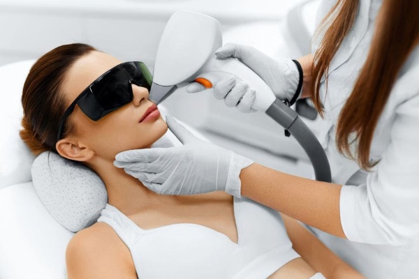 Tẩy lông bằng laser. Loại nào tốt hơn: diode hoặc laser alexandrite cho mặt, cơ thể, vùng bikini. Chống chỉ định và hậu quả, kết quả, ảnh