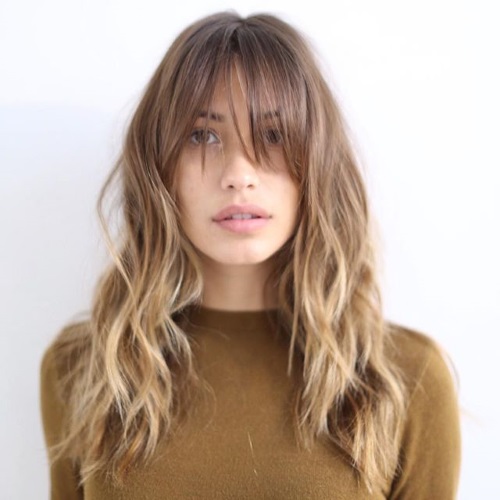 Nhuộm tóc kiểu balayage dành cho tóc ngắn, trung bình, dài, nâu nhạt và đậm. Cách tự làm tại nhà. Ai phù hợp. Một bức ảnh