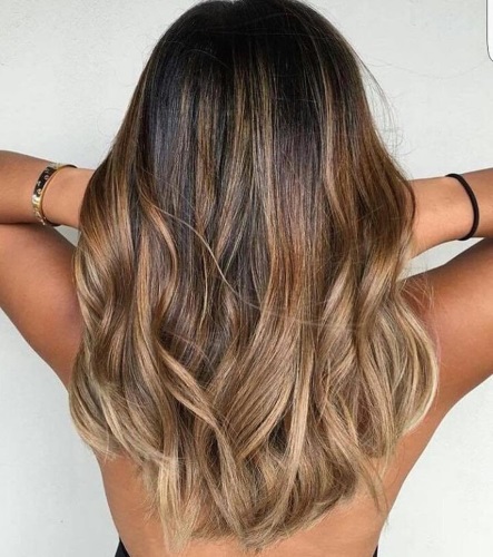Nhuộm tóc kiểu balayage dành cho tóc ngắn, trung bình, dài, nâu nhạt và đậm. Cách tự làm tại nhà. Ai phù hợp. Một bức ảnh