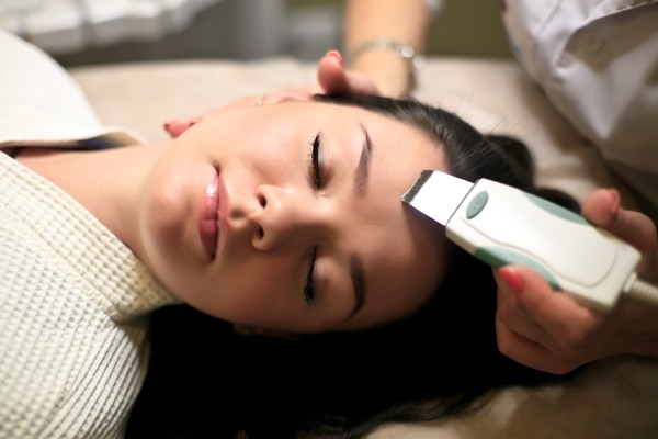 Lợi ích và tác hại của việc lột mặt: hóa chất, axit trái cây, glycolic, phần cứng, retinol, Jessner, axit succinic, với canxi