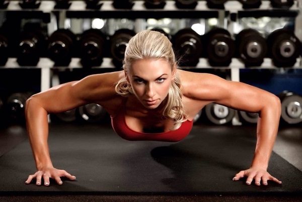 Latihan untuk melangsingkan lengan dan bahu untuk wanita dengan dan tanpa dumbbell, dengan foto dan video