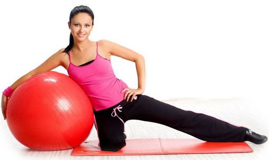 Bài tập cho cột sống với bóng theo Bubnovsky, với bệnh thoái hóa xương và thoát vị cột sống thắt lưng
