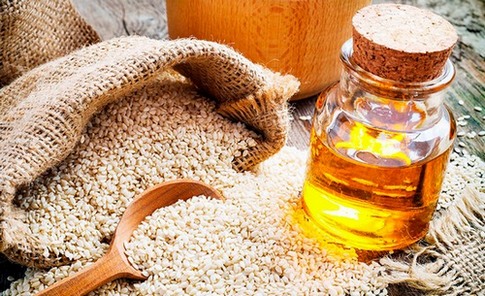 Tóc dầu ở chân tóc và dọc theo toàn bộ chiều dài, khô ở ngọn tóc và rụng. Nguyên nhân và điều trị: dầu gội, mặt nạ, dầu, dầu dưỡng