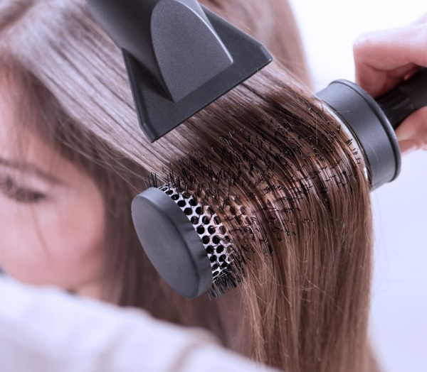 Tóc dầu ở chân tóc và dọc theo toàn bộ chiều dài, khô ở ngọn tóc và rụng. Nguyên nhân và điều trị: dầu gội, mặt nạ, dầu, dầu dưỡng