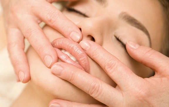 Tự massage mặt tại nhà. Đào tạo, kỹ thuật tiến hành từng bước với ảnh