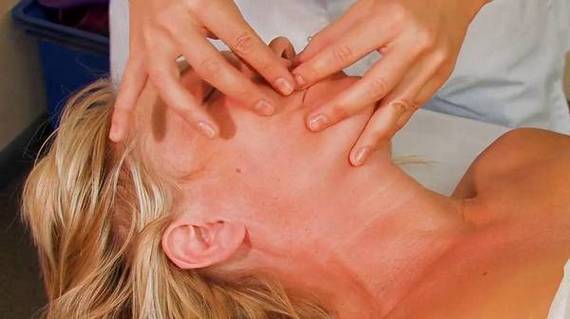 Tự massage mặt tại nhà. Đào tạo, kỹ thuật tiến hành từng bước với ảnh