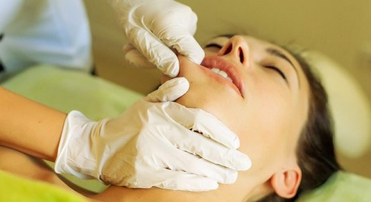 Tự massage mặt tại nhà. Đào tạo, kỹ thuật tiến hành từng bước với ảnh