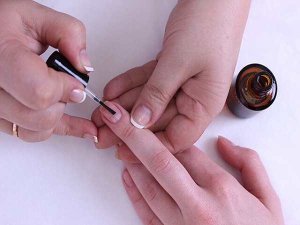 Sơn lót móng tay là gì và nó dùng để làm gì, đối với sơn gel, shellac, không chứa axit. Làm thế nào để sử dụng nó