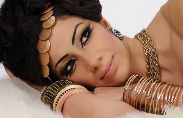 كيفية رسم السهام أمام عينيك باستخدام محدد العيون على مراحل. جميلة لنفسها ، مثالية وحتى. صور وفيديوهات تعليمية