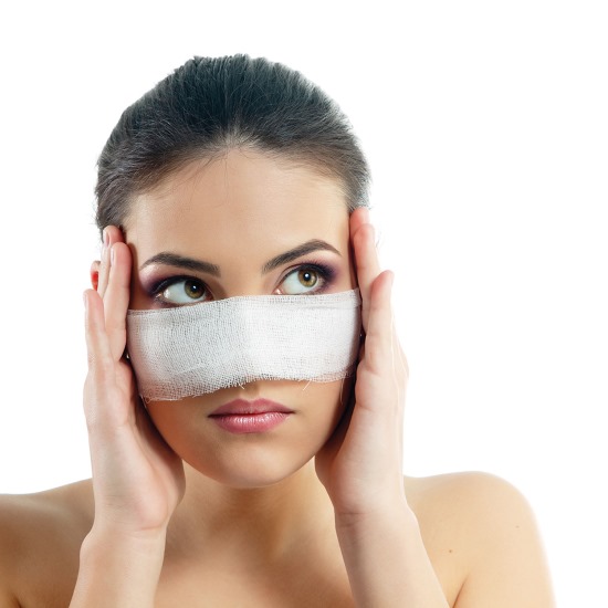 Phẫu thuật vẹo vách ngăn mũi: giai đoạn hậu phẫu, chăm sóc mũi sau chỉnh sửa, phục hồi chức năng. Một bức ảnh