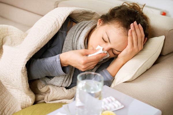 Phẫu thuật vẹo vách ngăn mũi: giai đoạn hậu phẫu, chăm sóc mũi sau chỉnh sửa, phục hồi chức năng. Một bức ảnh