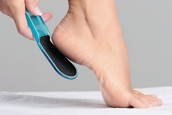 Biện pháp khắc phục cho gót chân nứt nẻ: dân gian với glycerin, amoniac, giấm, trứng, peroxide, lô hội, vitamin E, calendula