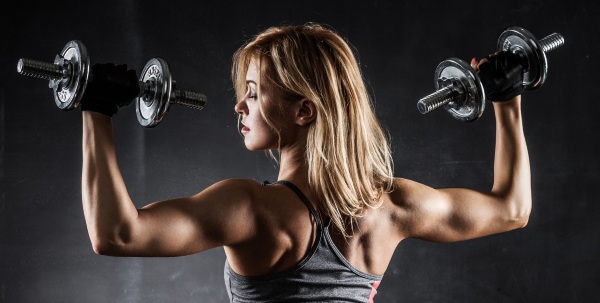 Latihan dengan dumbbell di bahu di rumah untuk lelaki dan wanita