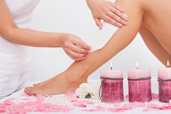 Pencabutan lilin di rumah: zon bikini, kaki, wajah, peraturan tingkah laku, jalur lilin, bola, butiran, alat, krim, cara menggunakan