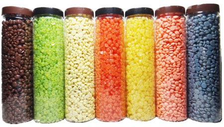 Pencabutan lilin di rumah: zon bikini, kaki, wajah, peraturan tingkah laku, jalur lilin, bola, butiran, alat, krim, cara menggunakan