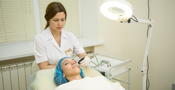 Mesotherapy phần cứng không tiêm trên khuôn mặt. Thủ tục này là gì, lợi ích, hiệu quả, giá cả