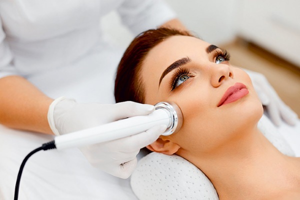 Mesotherapy phần cứng không tiêm trên khuôn mặt. Thủ tục này là gì, lợi ích, hiệu quả, giá cả