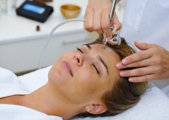 Mesotherapy phần cứng không tiêm trên khuôn mặt. Thủ tục này là gì, lợi ích, hiệu quả, giá cả