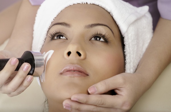 Mesotherapy phần cứng không tiêm trên khuôn mặt. Thủ tục này là gì, lợi ích, hiệu quả, giá cả