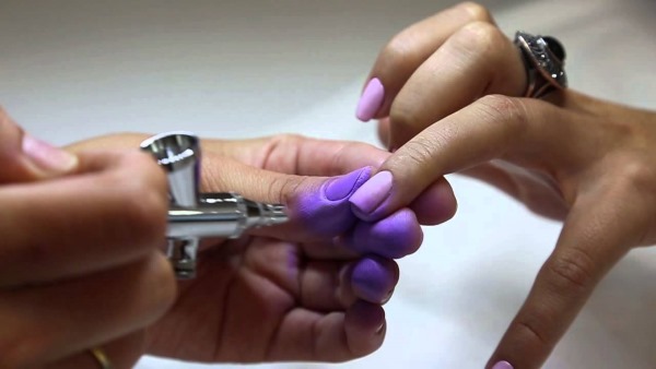 Gradient trên móng tay với sơn gel: ảnh, xu hướng thời trang. Cách chọn màu và pha màu tại nhà với cọ, bông mút không bong bóng