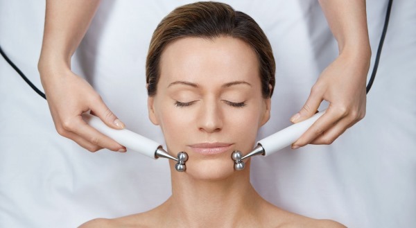 Ionoforesi: che cos'è in cosmetologia, con iperidrosi. Il prezzo della procedura. Dispositivi per il viso a casa, farmaci